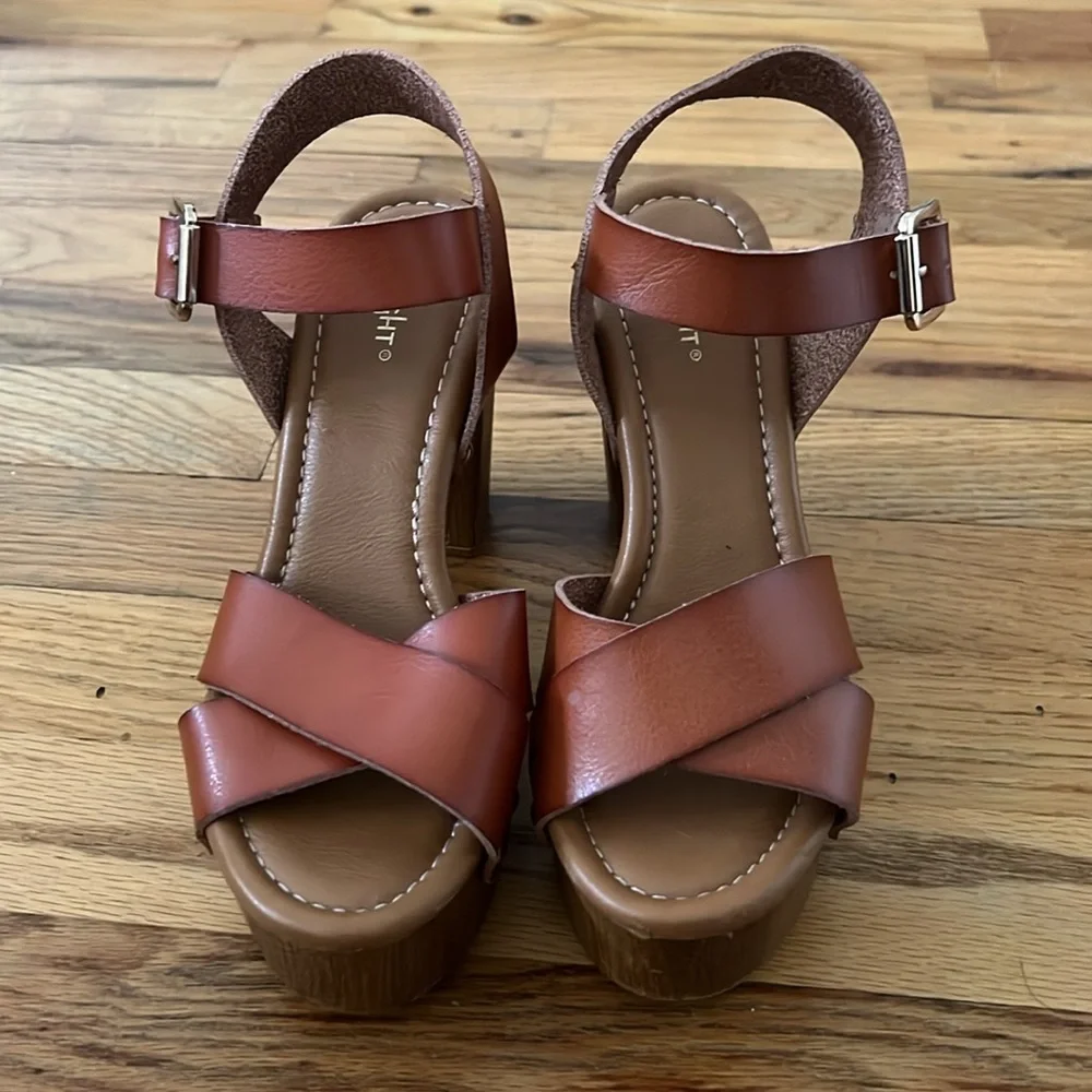 Vintage look wood clog block heeled sandals sz 6